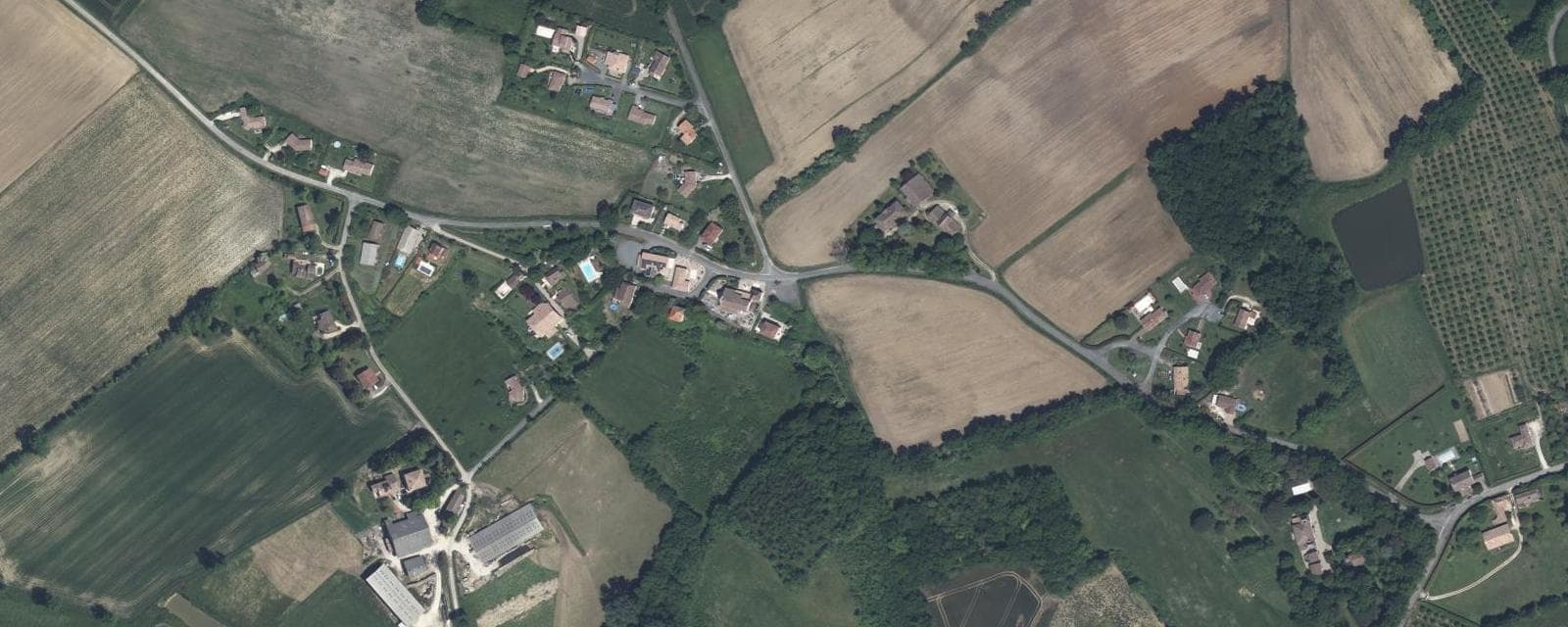 Vue aérienne de Douzains (Lot-et-Garonne)