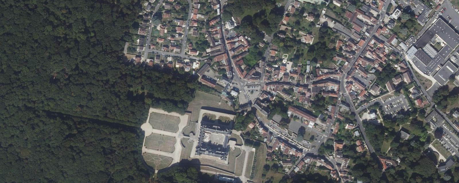 Vue aérienne de Écouen (Val-d'Oise)