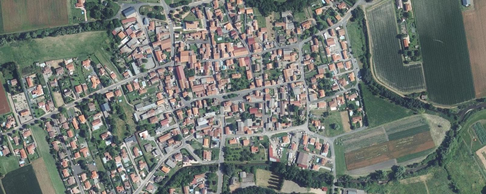 Vue aérienne de Entraigues (Puy-de-Dôme)