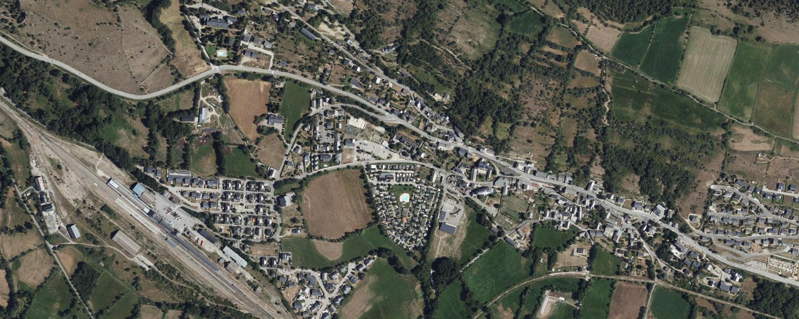 Vue aérienne de Enveitg (Pyrénées-Orientales)
