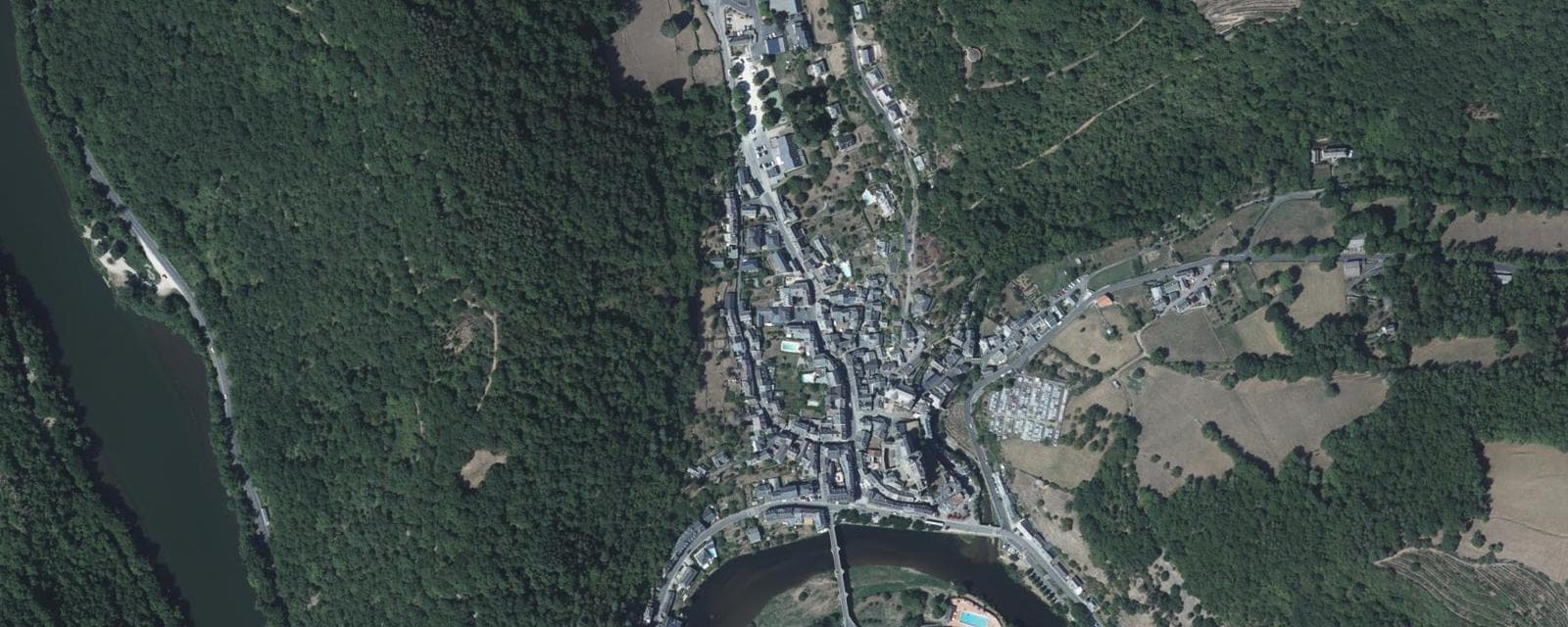 Vue aérienne de Estaing (Aveyron)