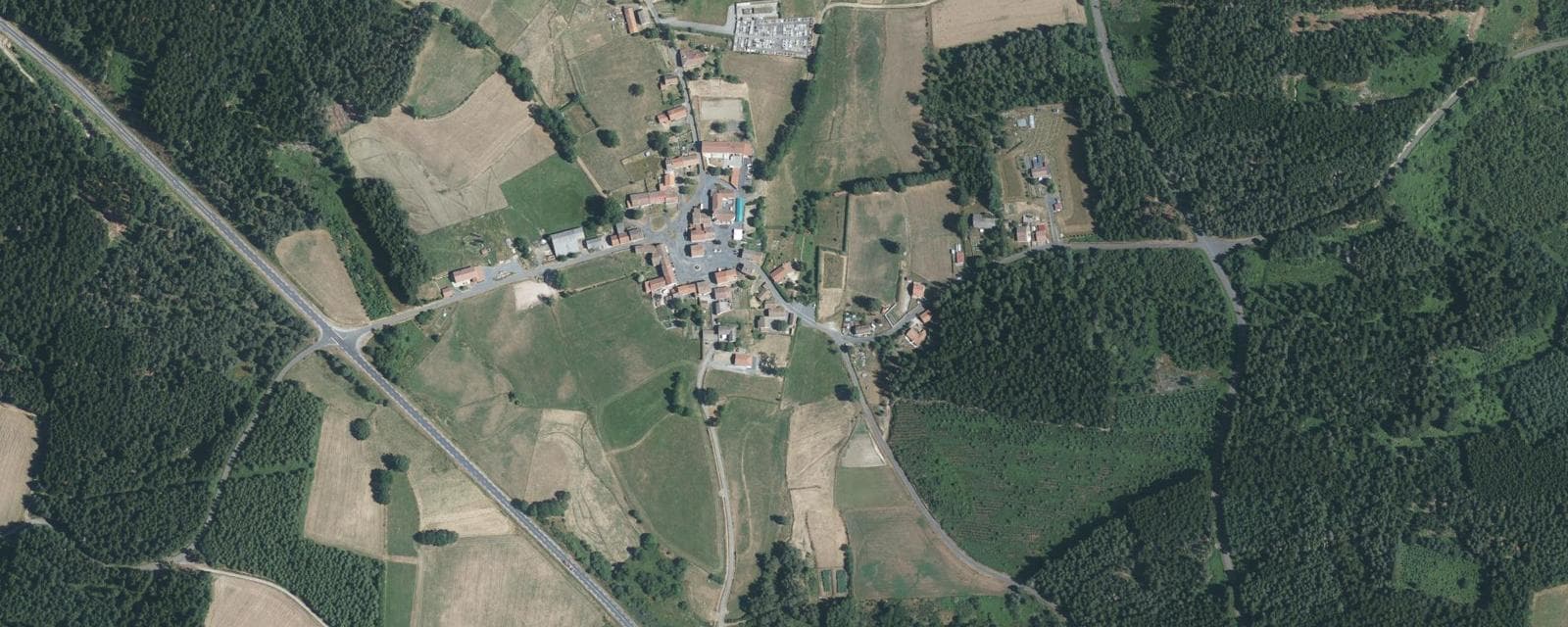 Vue aérienne de Félines (Haute-Loire)