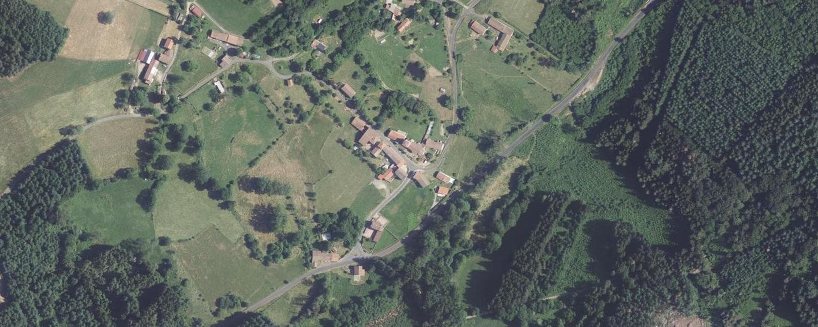 Vue aérienne de Grandval (Puy-de-Dôme)