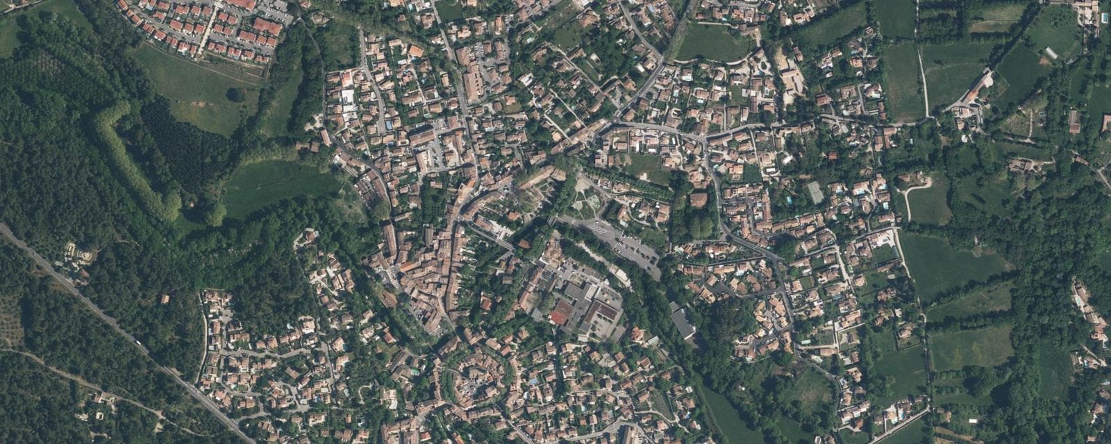 Vue aérienne de Grans (Bouches-du-Rhône)
