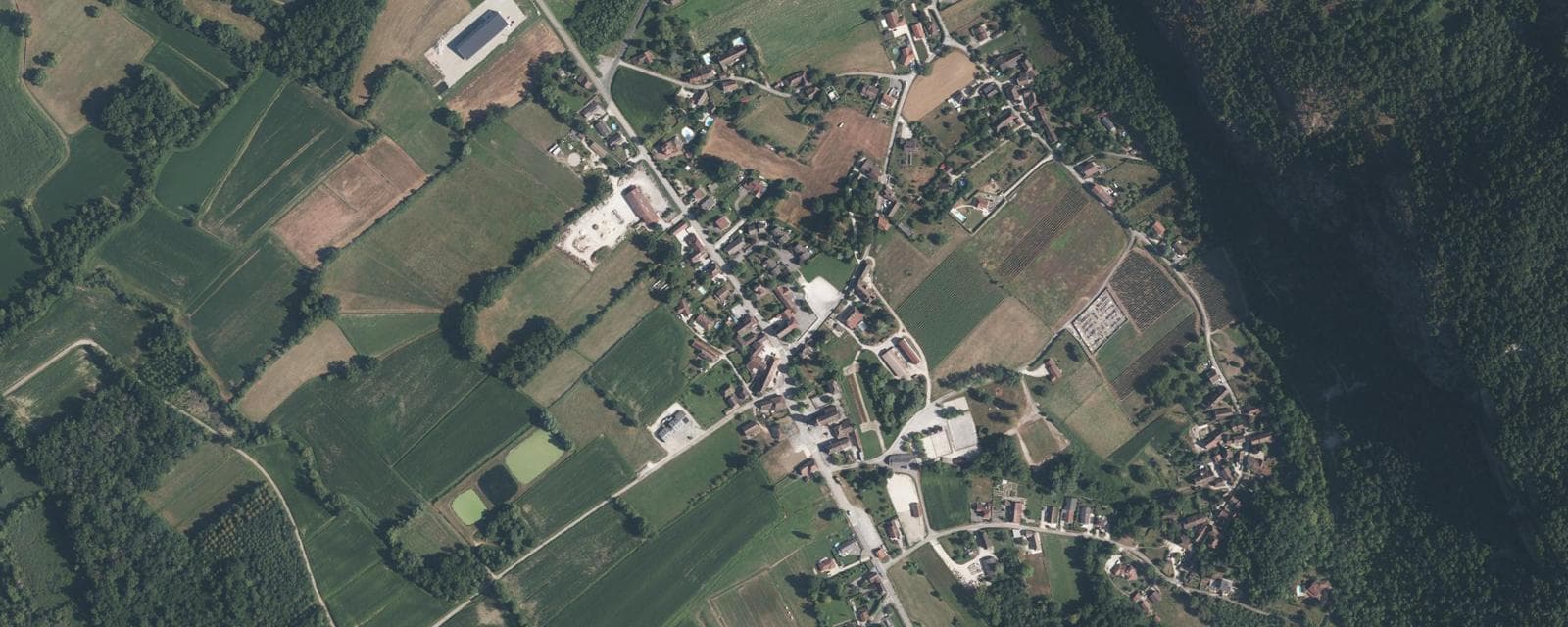 Vue aérienne de Groslée-Saint-Benoit (Ain)