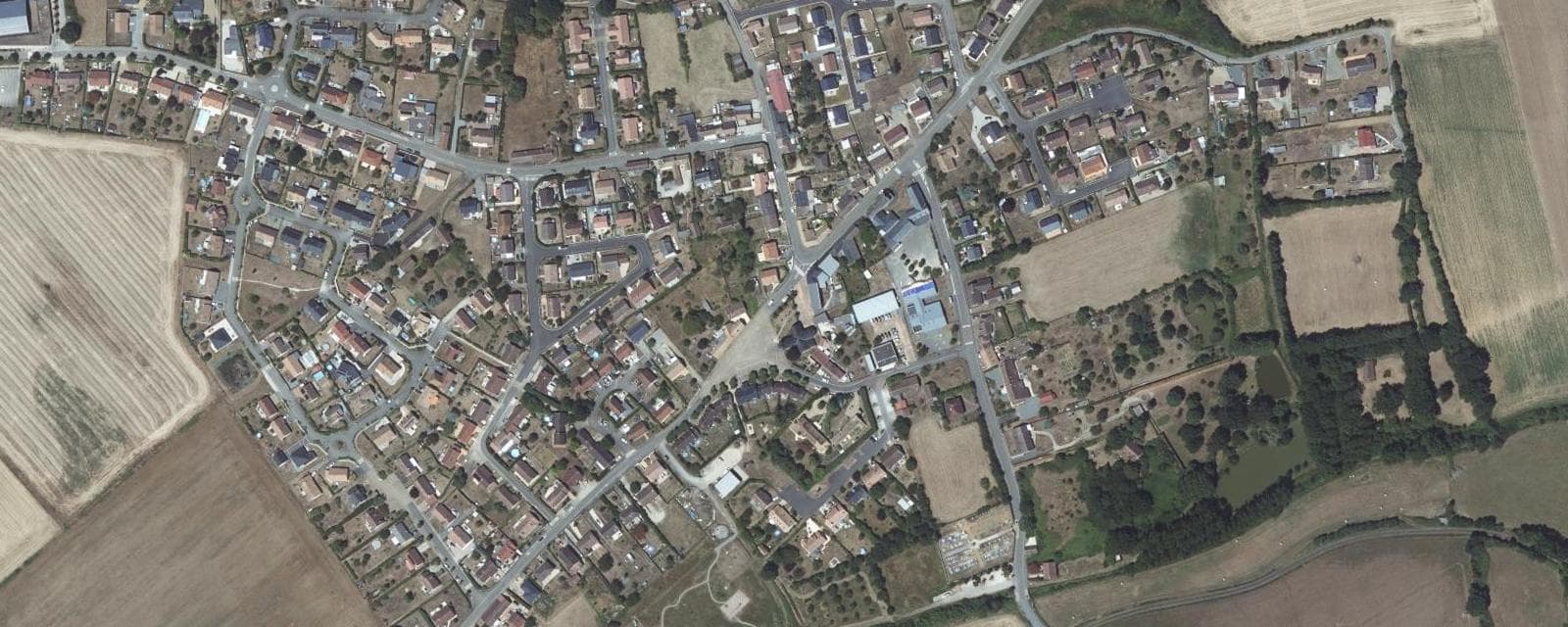 Vue aérienne de Joué-l'Abbé (Sarthe)