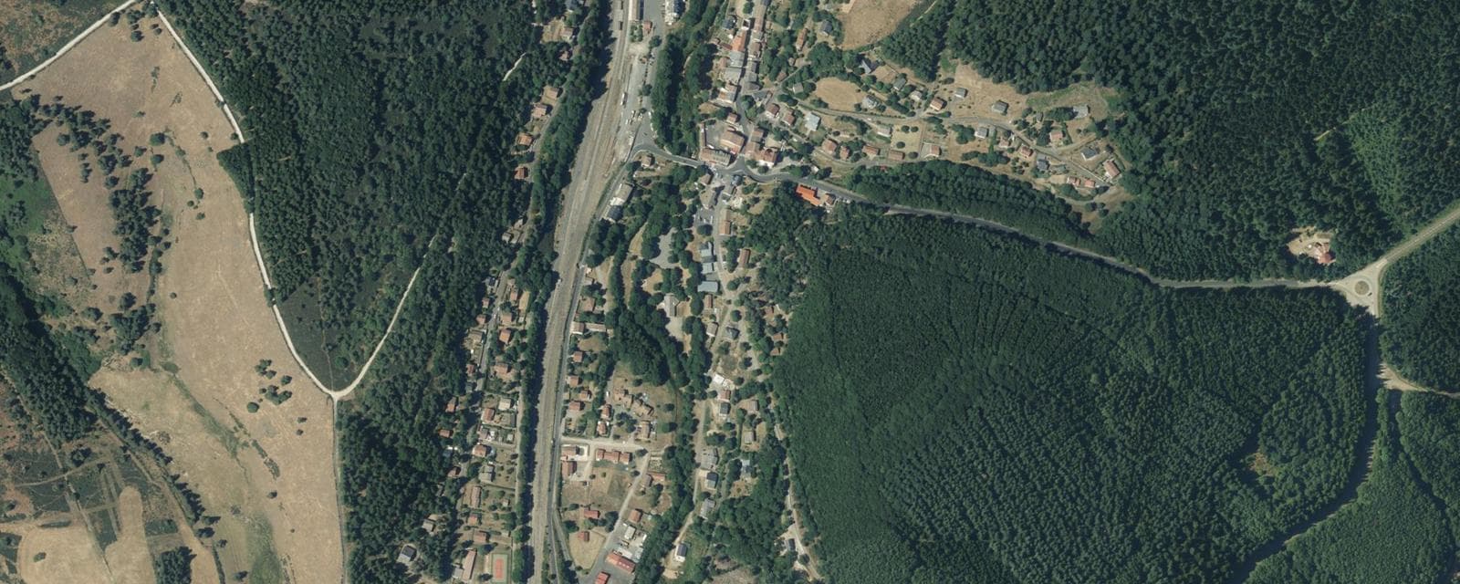Vue aérienne de La Bastide-Puylaurent (Lozère)