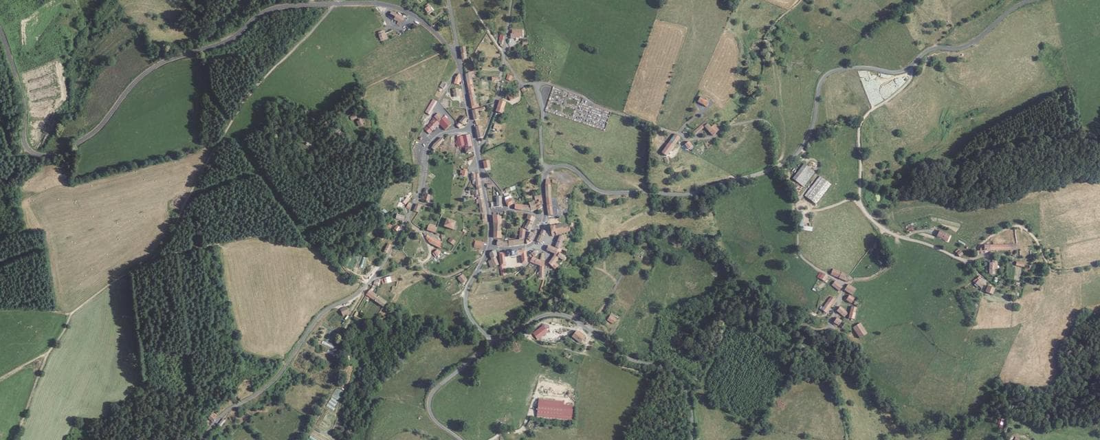 Vue aérienne de La Chapelle-Agnon (Puy-de-Dôme)
