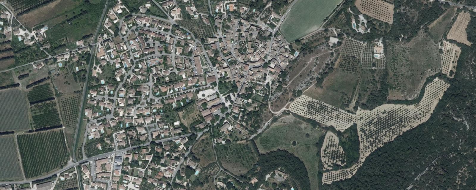 Vue aérienne de Lagnes (Vaucluse)