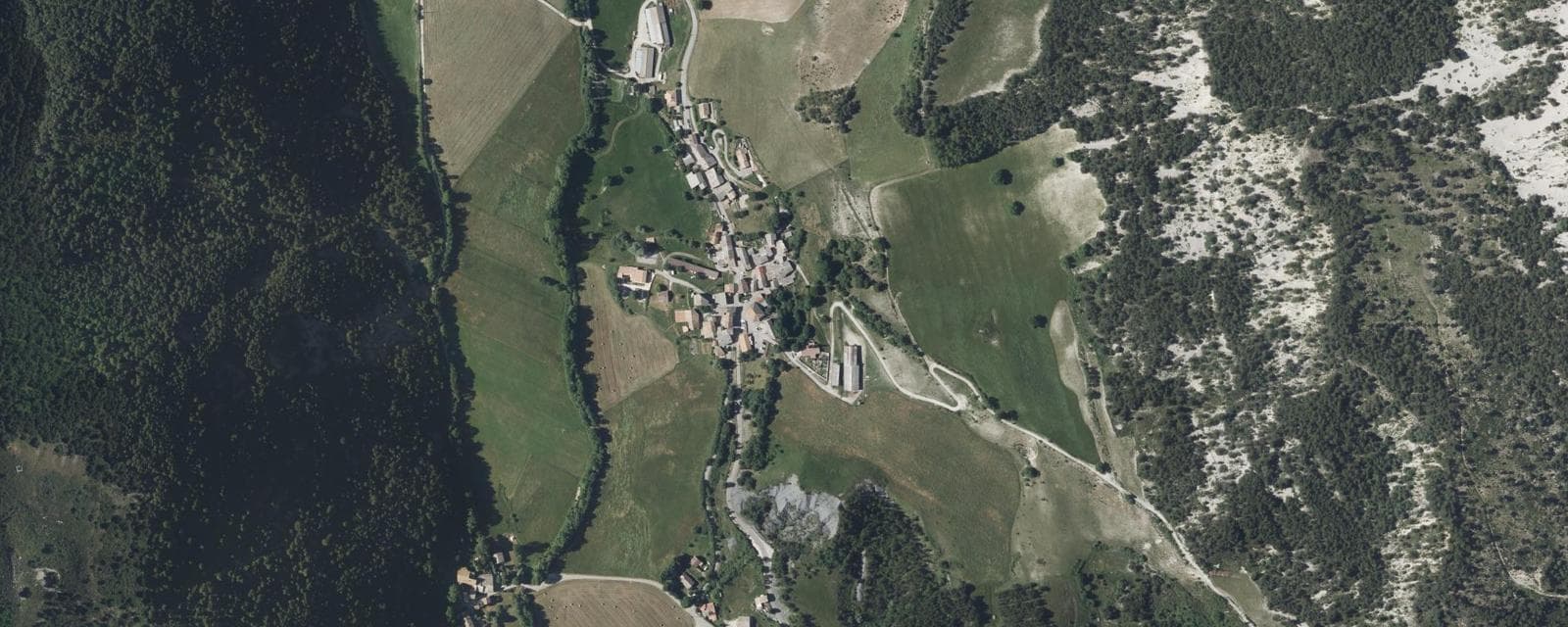 Vue aérienne de Lambruisse (Alpes-de-Haute-Provence)