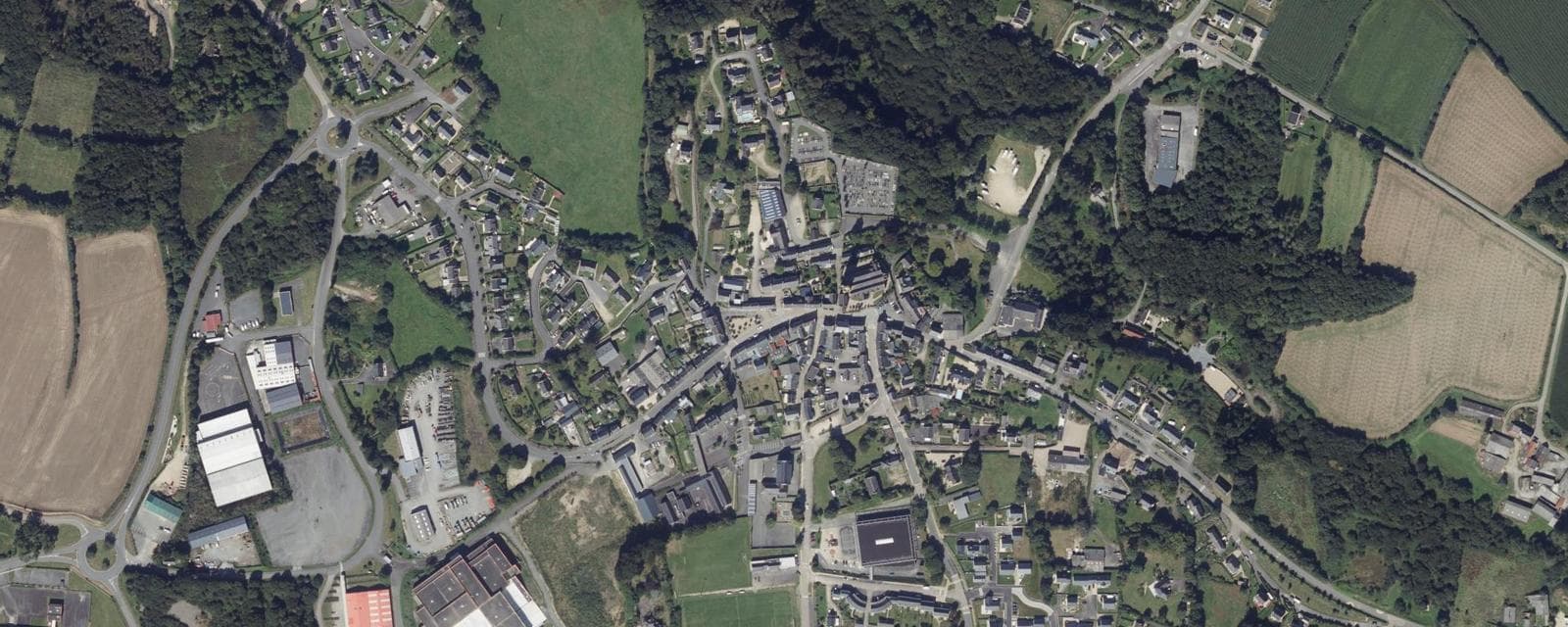 Vue aérienne de Lampaul-Guimiliau (Finistère)