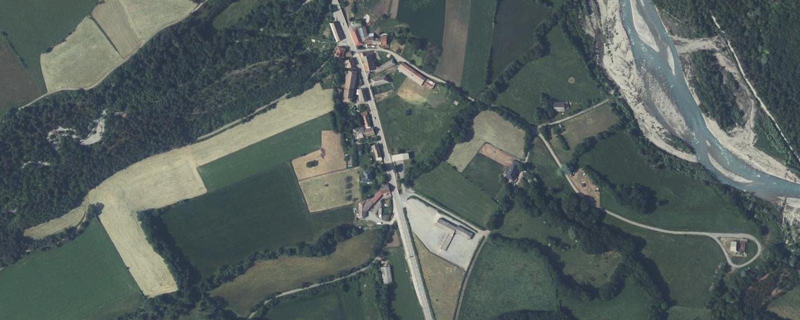 Vue aérienne de Laye (Hautes-Alpes)