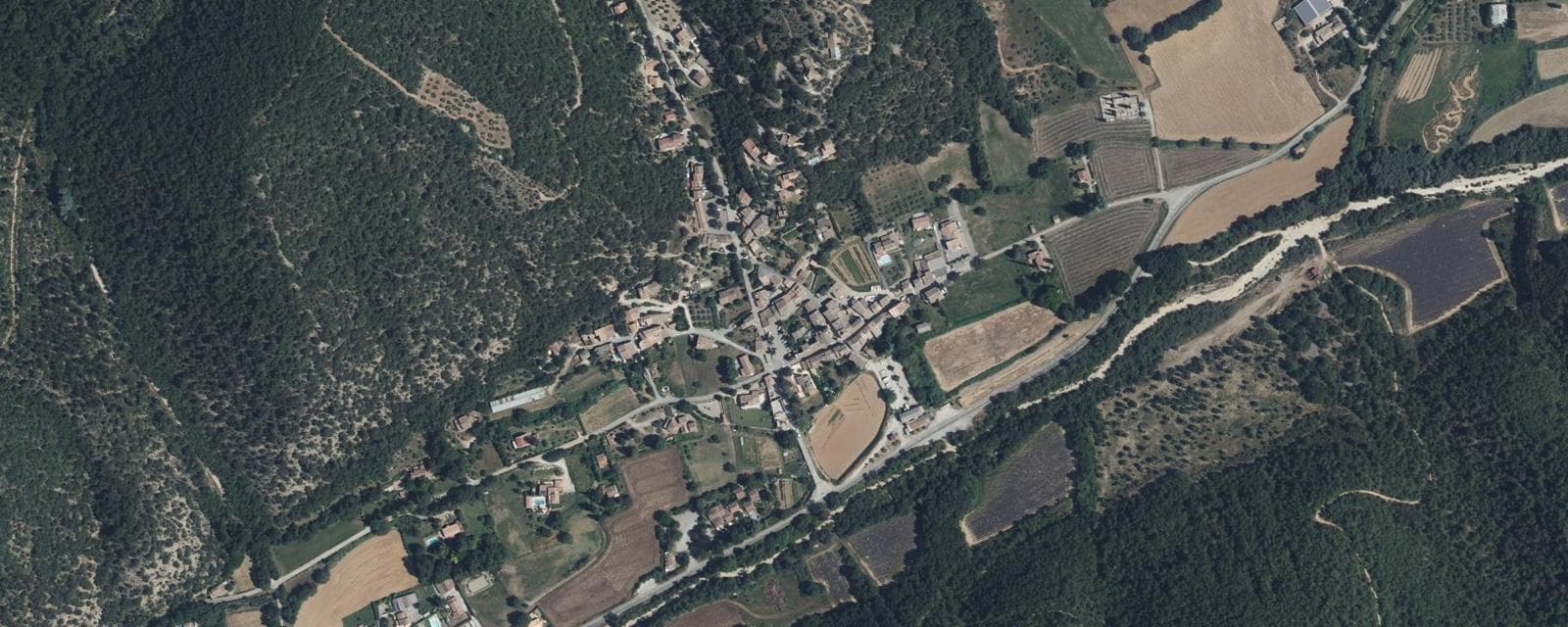 Vue aérienne de Le Castellet (Alpes-de-Haute-Provence)