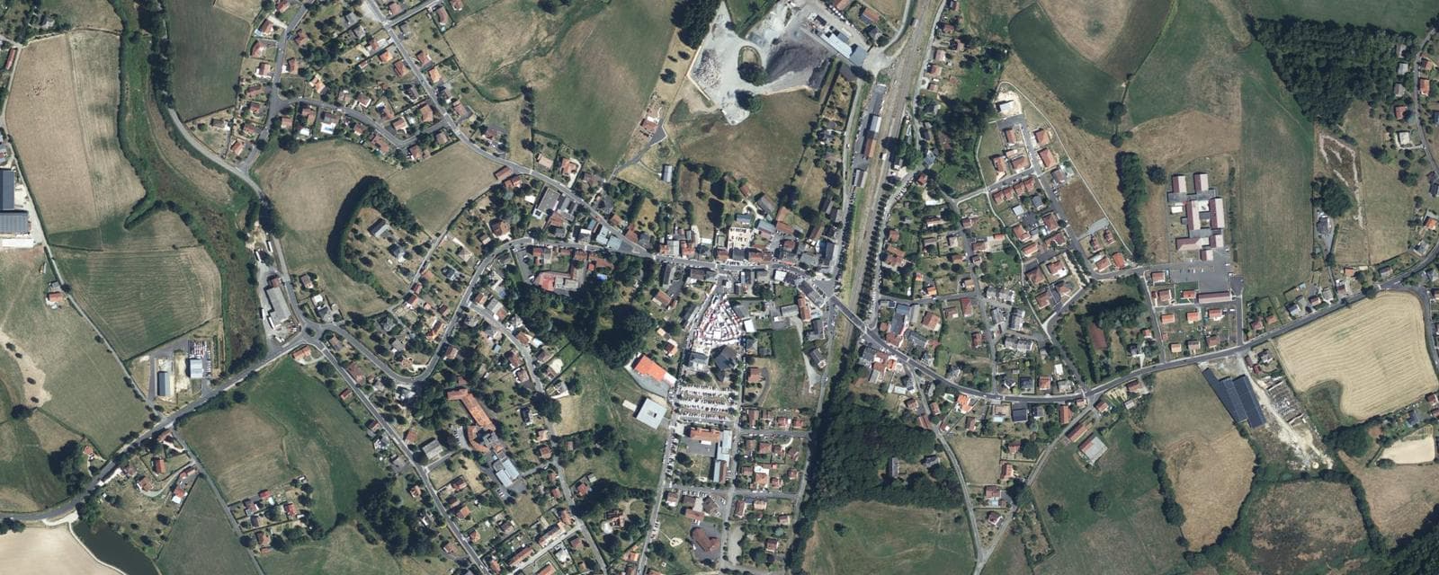 Vue aérienne de Le Rouget-Pers (Cantal)