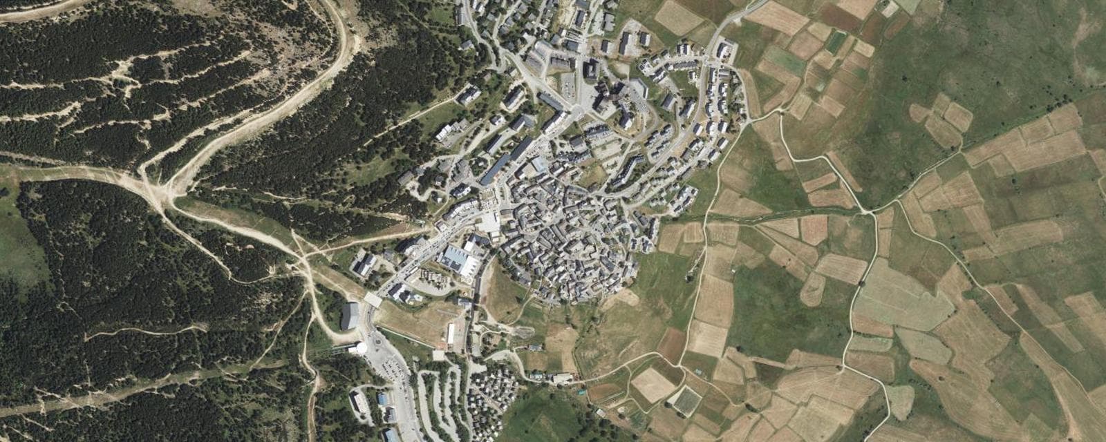 Vue aérienne de Les Angles (Pyrénées-Orientales)