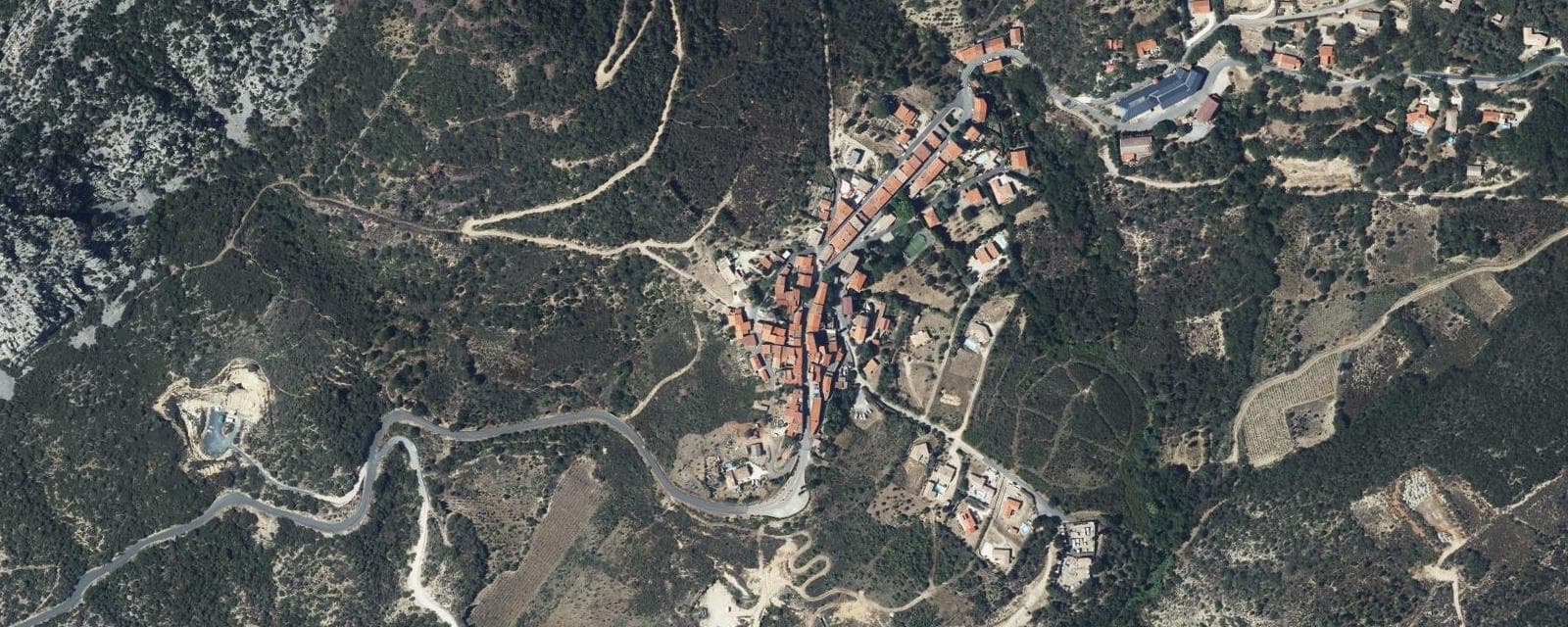 Vue aérienne de Lesquerde (Pyrénées-Orientales)