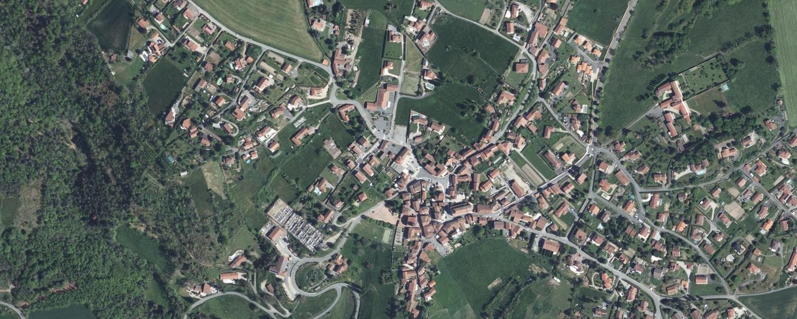 Vue aérienne de Lézigneux (Loire)