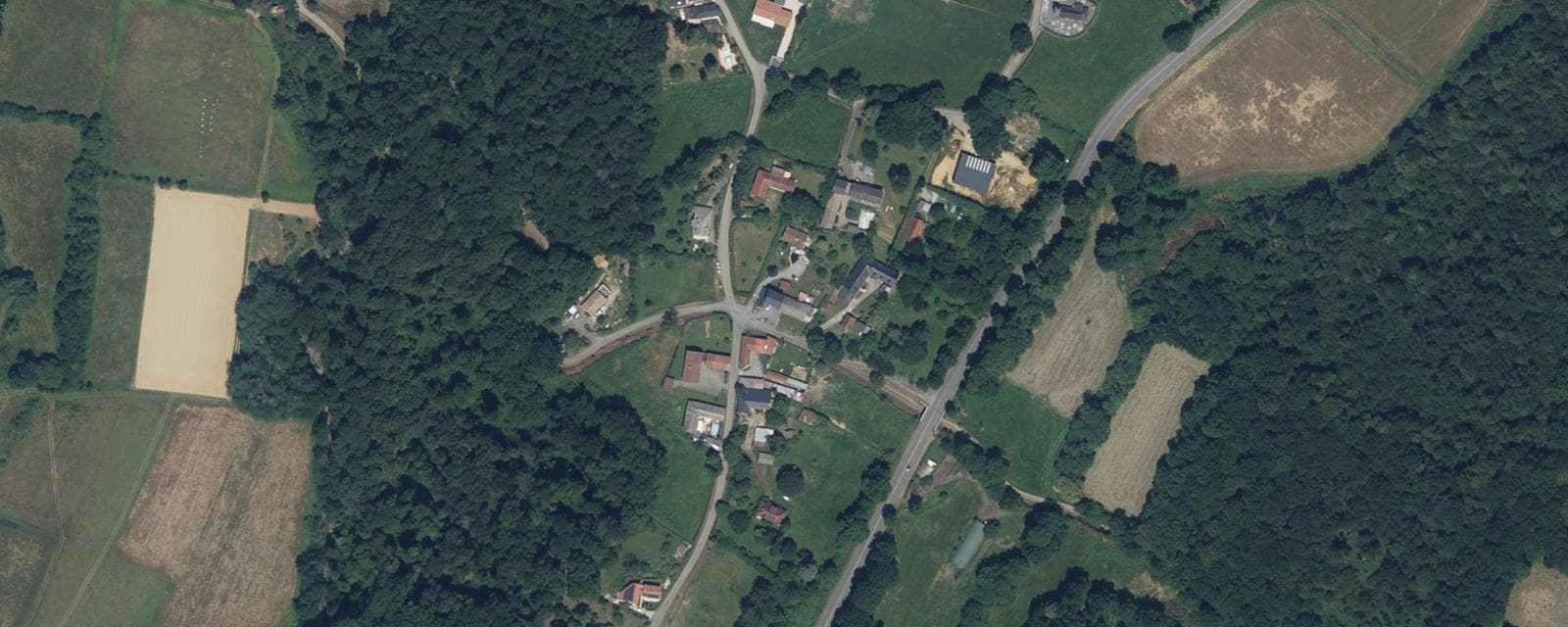 Vue aérienne de Lhez (Hautes-Pyrénées)