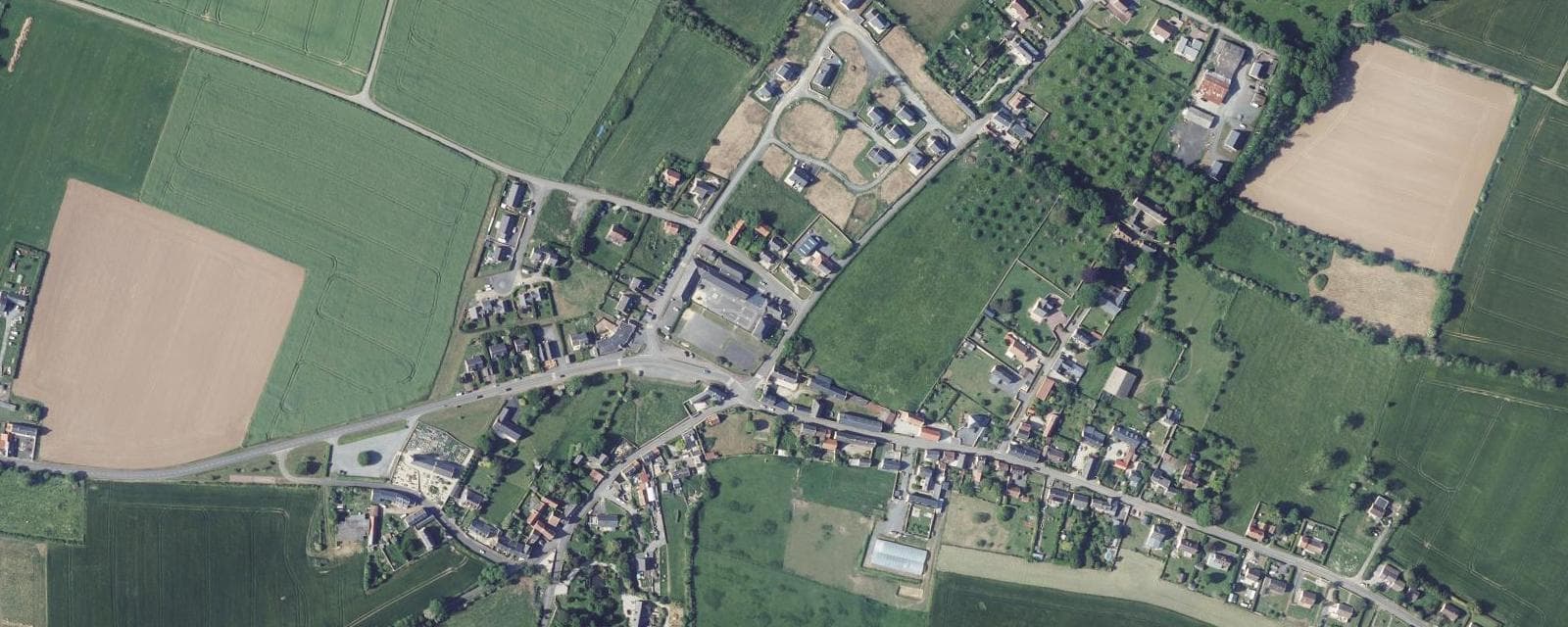 Vue aérienne de Longues-sur-Mer (Calvados)