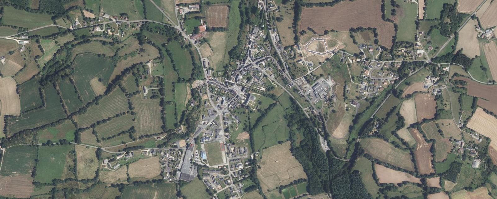Vue aérienne de Lonlay-l'Abbaye (Orne)