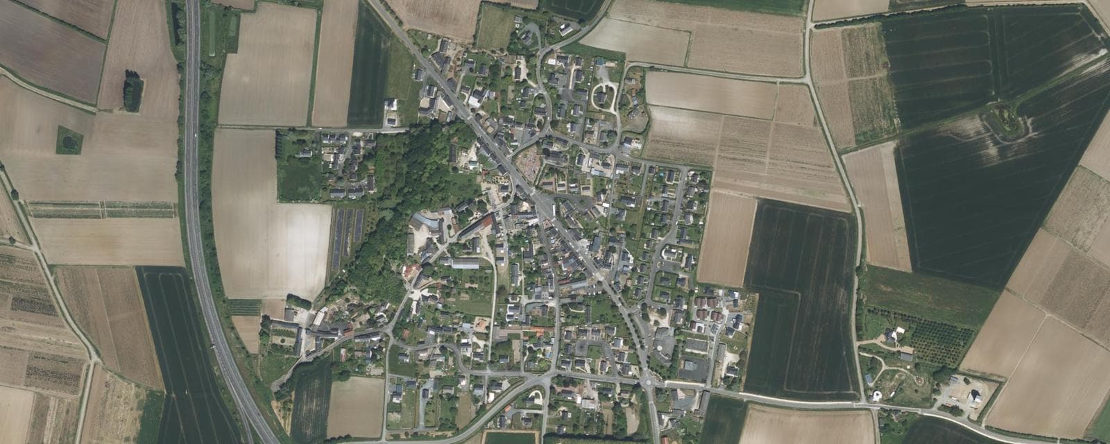 Vue aérienne de Louresse-Rochemenier (Maine-et-Loire)