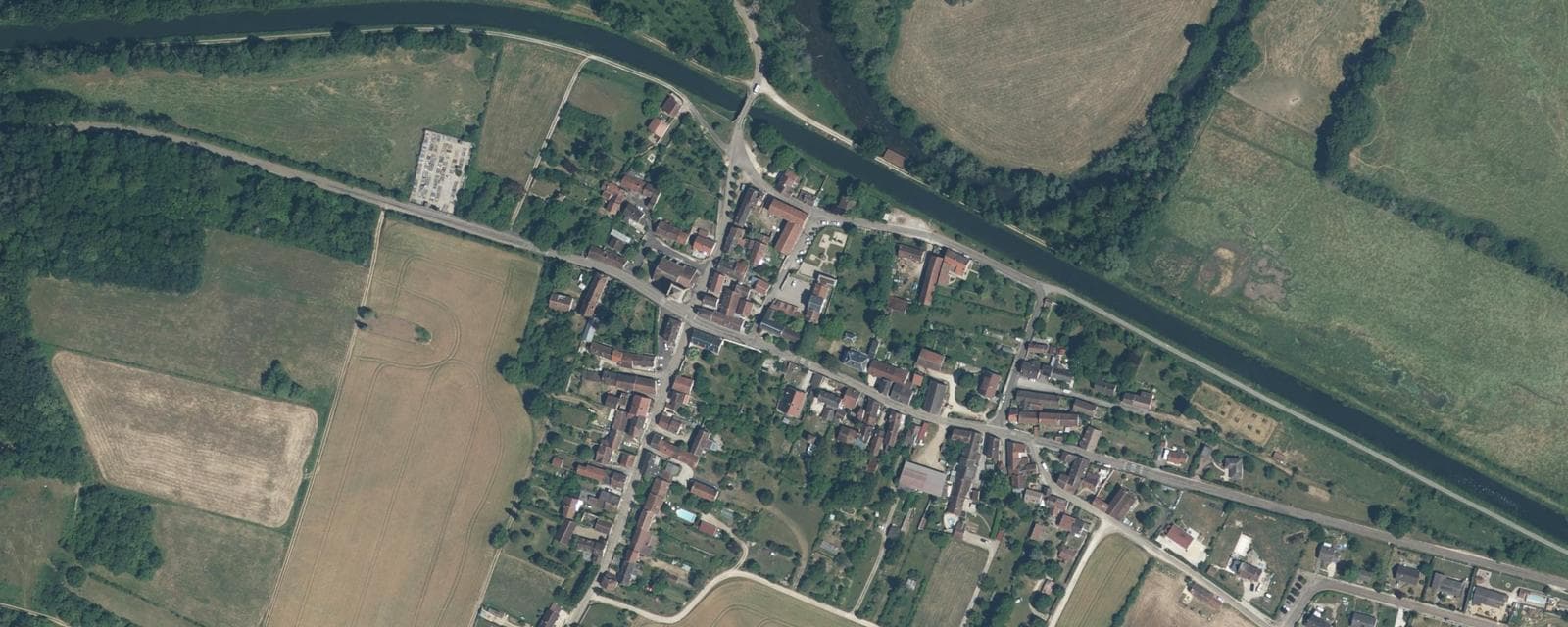 Vue aérienne de Lucy-sur-Yonne (Yonne)