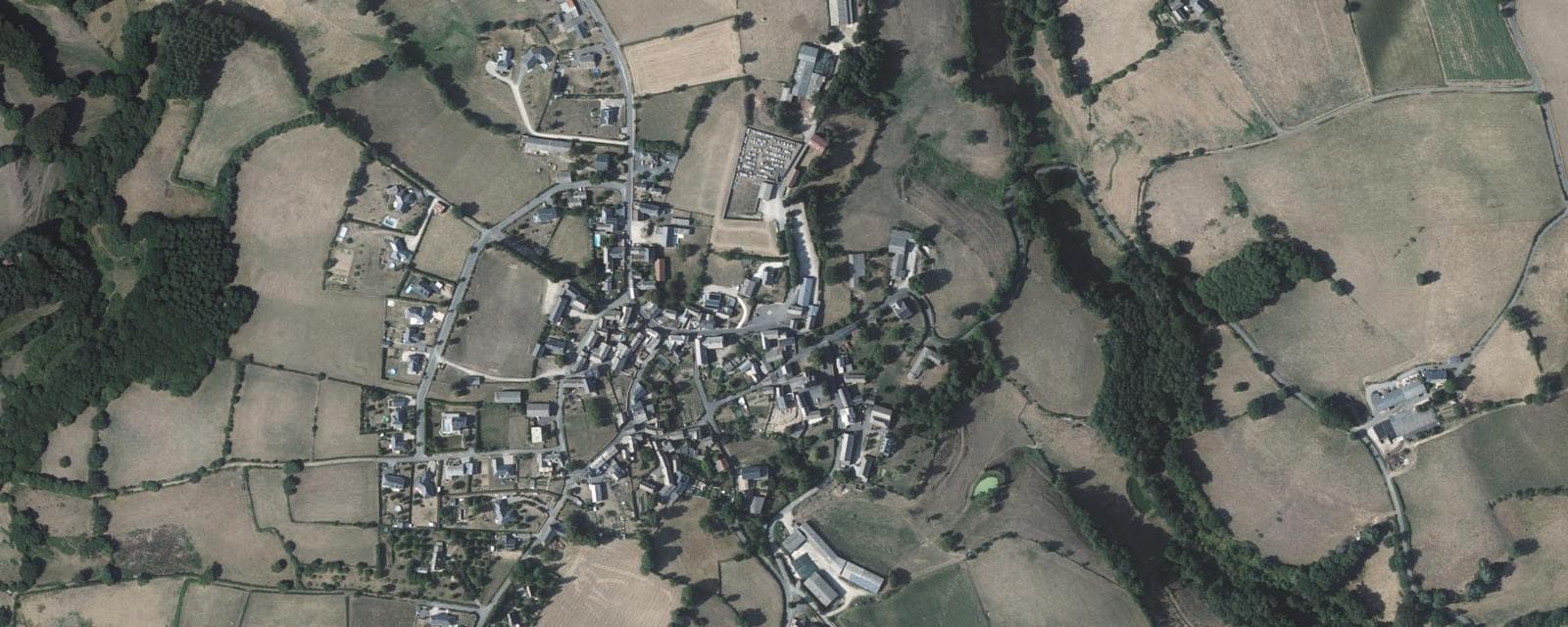 Vue aérienne de Manhac (Aveyron)