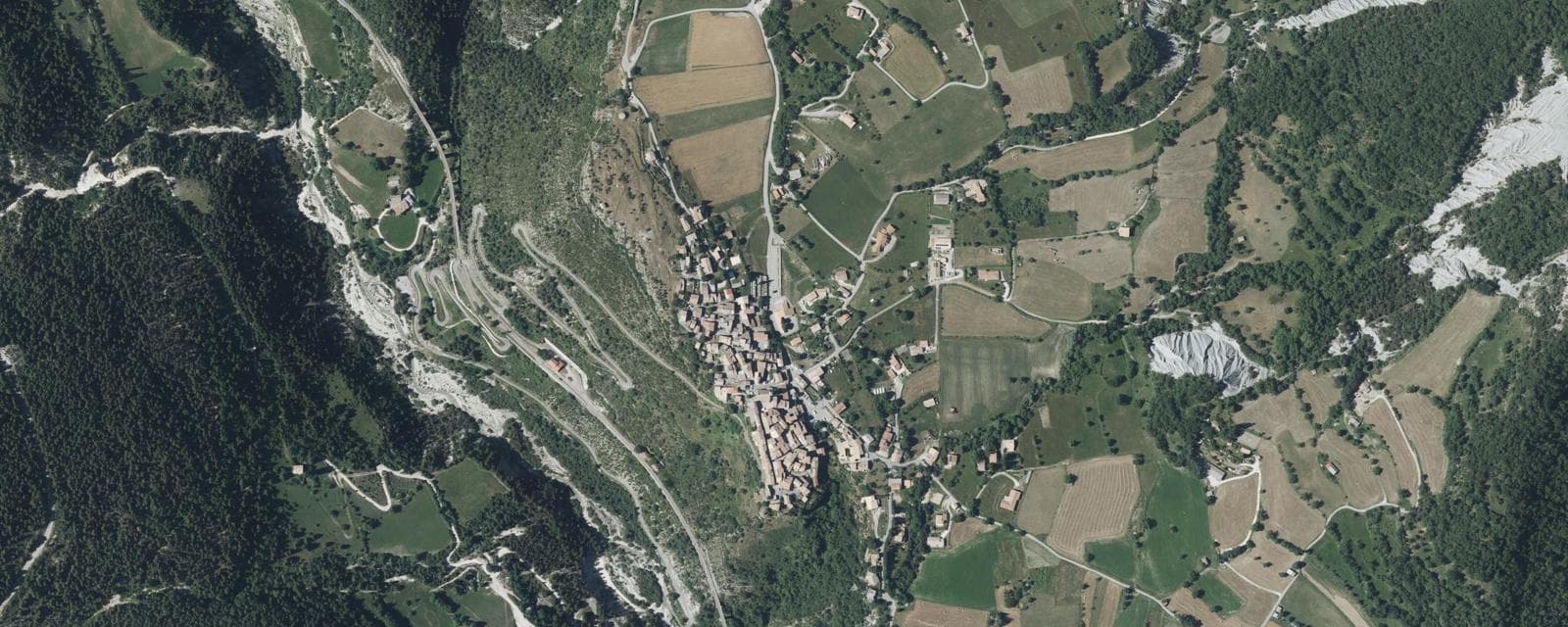 Vue aérienne de Méailles (Alpes-de-Haute-Provence)