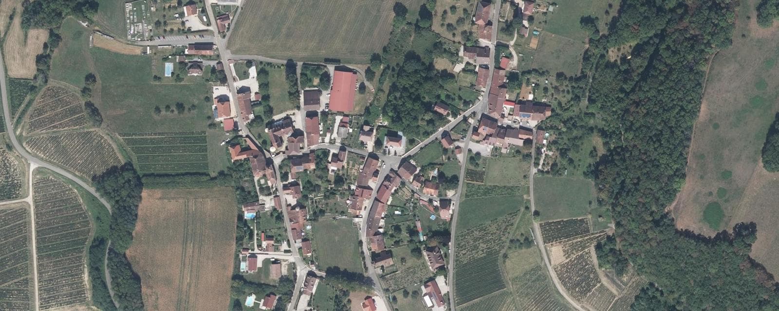 Vue aérienne de Menétru-le-Vignoble (Jura)