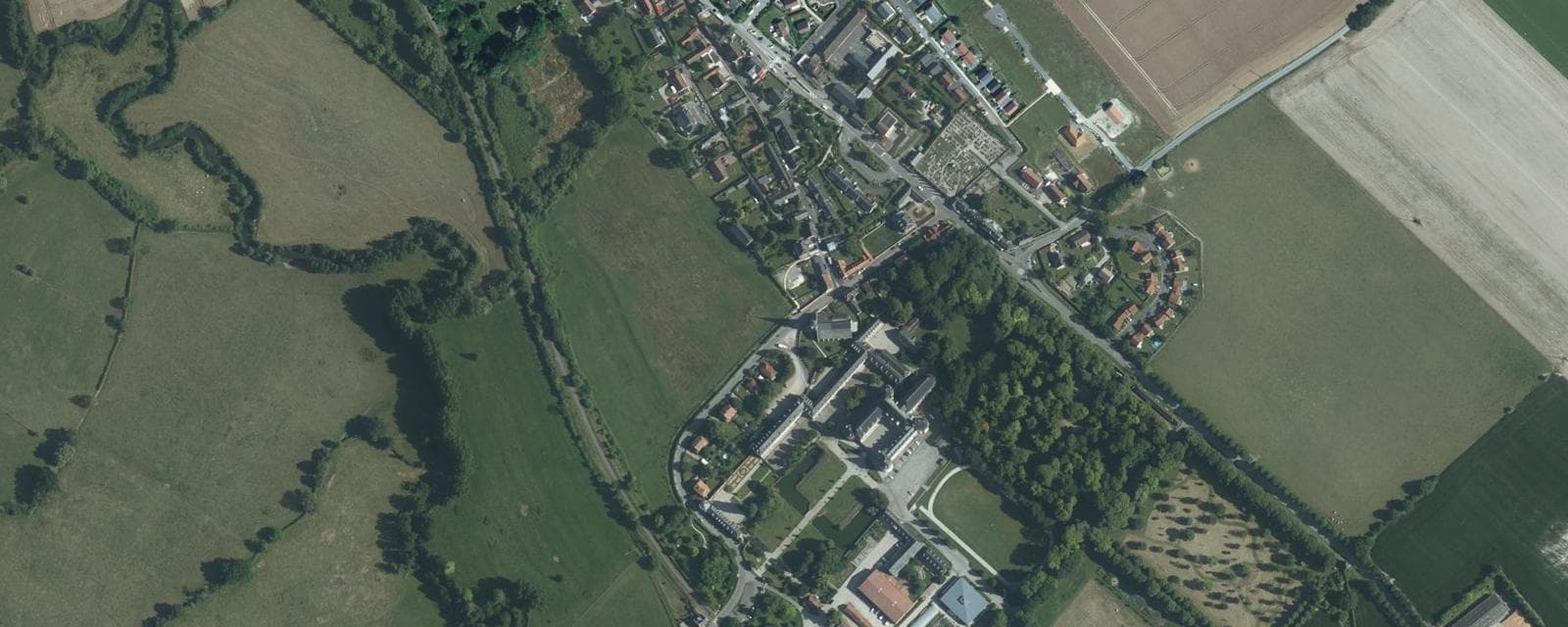 Vue aérienne de Mesnières-en-Bray (Seine-Maritime)