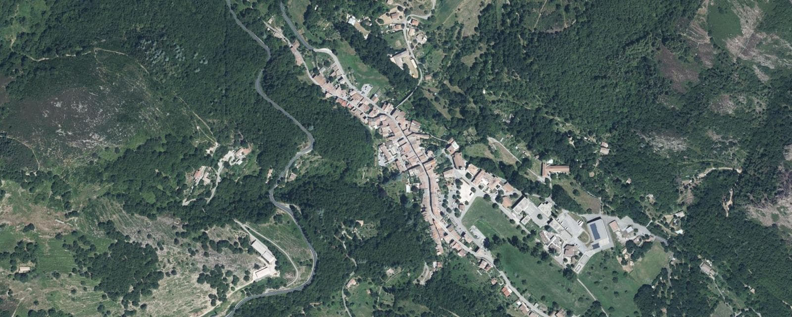 Vue aérienne de Montpezat-sous-Bauzon (Ardèche)
