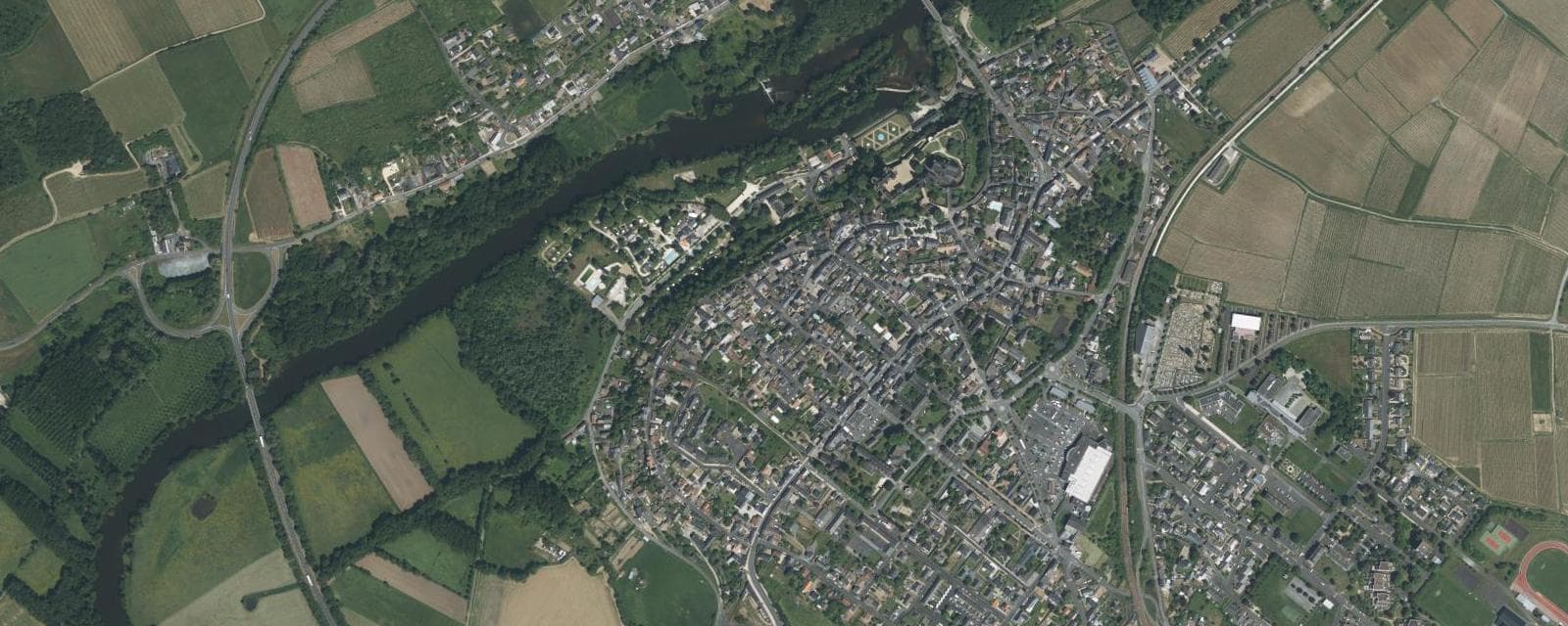 Vue aérienne de Montreuil-Bellay (Maine-et-Loire)