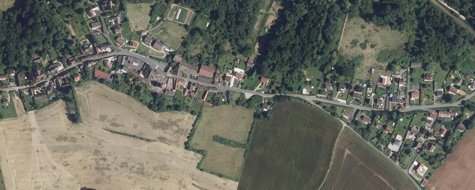 Vue aérienne de Montreuil-sur-Thérain (Oise)