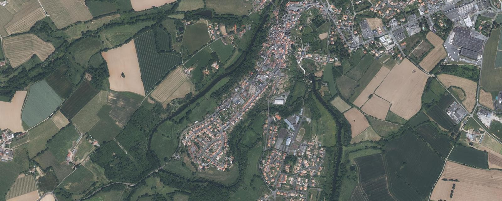 Vue aérienne de Montrevault-sur-Èvre (Maine-et-Loire)