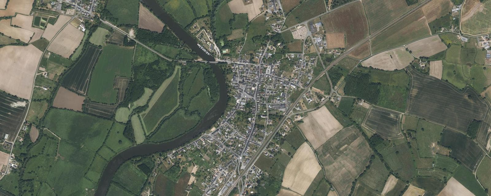 Vue aérienne de Morannes sur Sarthe-Daumeray (Maine-et-Loire)