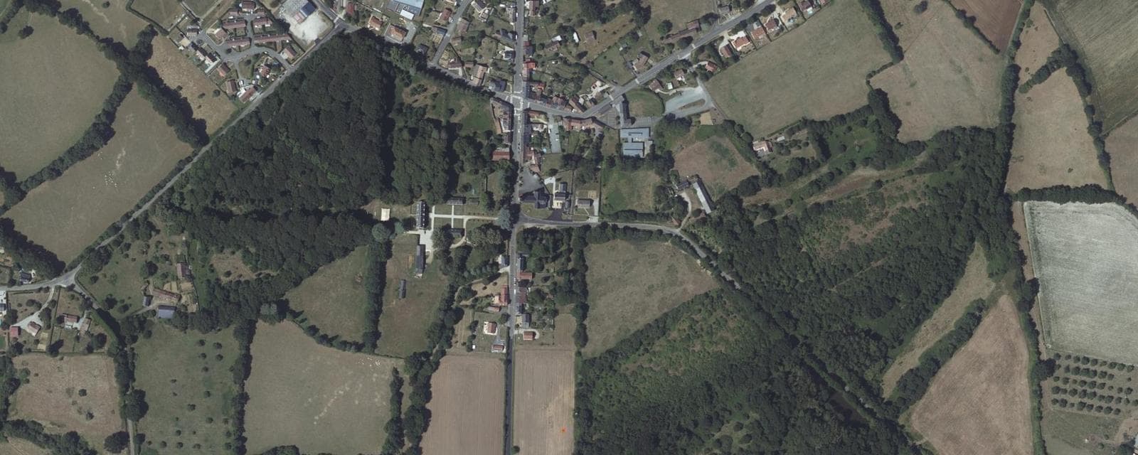 Vue aérienne de Moulins-le-Carbonnel (Sarthe)