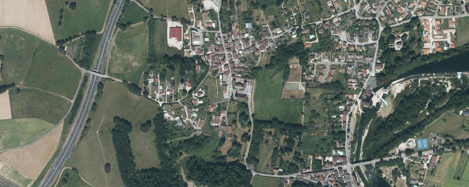Vue aérienne de Neuville-sur-Ain (Ain)