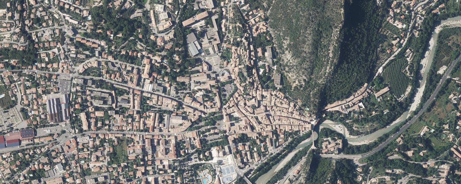 Vue aérienne de Nyons (Drôme)