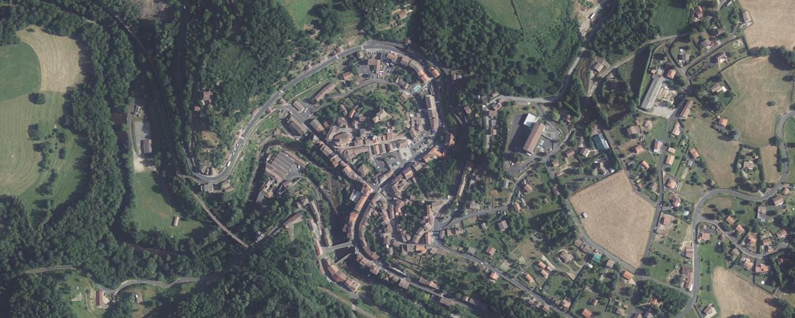 Vue aérienne de Olliergues (Puy-de-Dôme)
