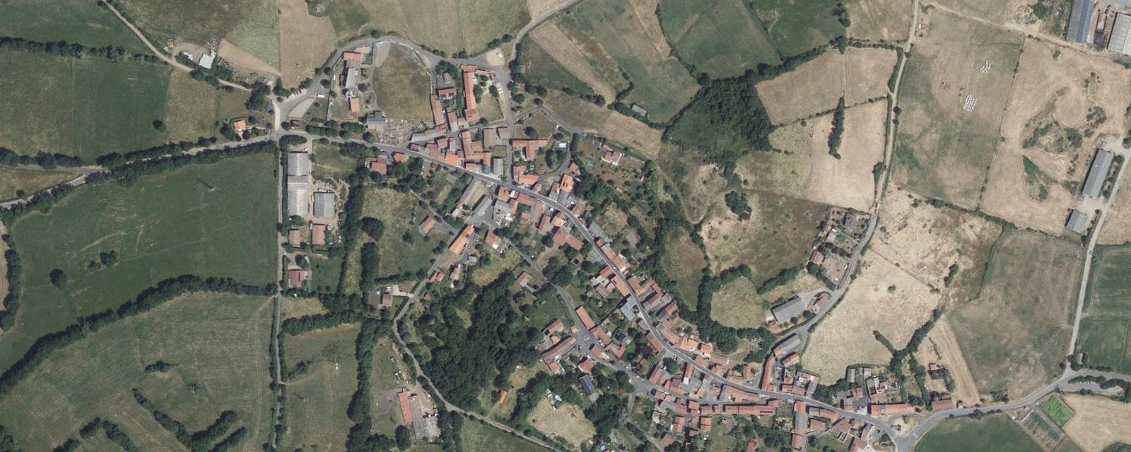 Vue aérienne de Olloix (Puy-de-Dôme)