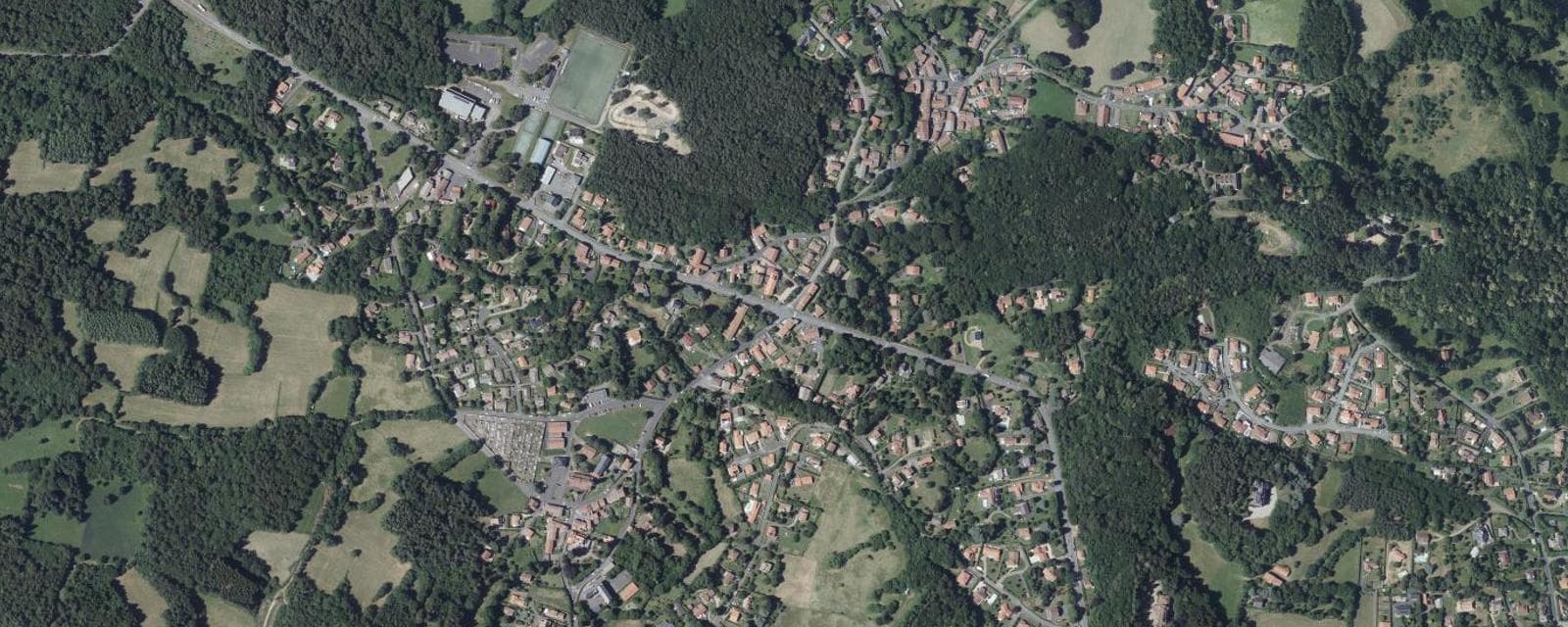 Vue aérienne de Orcines (Puy-de-Dôme)