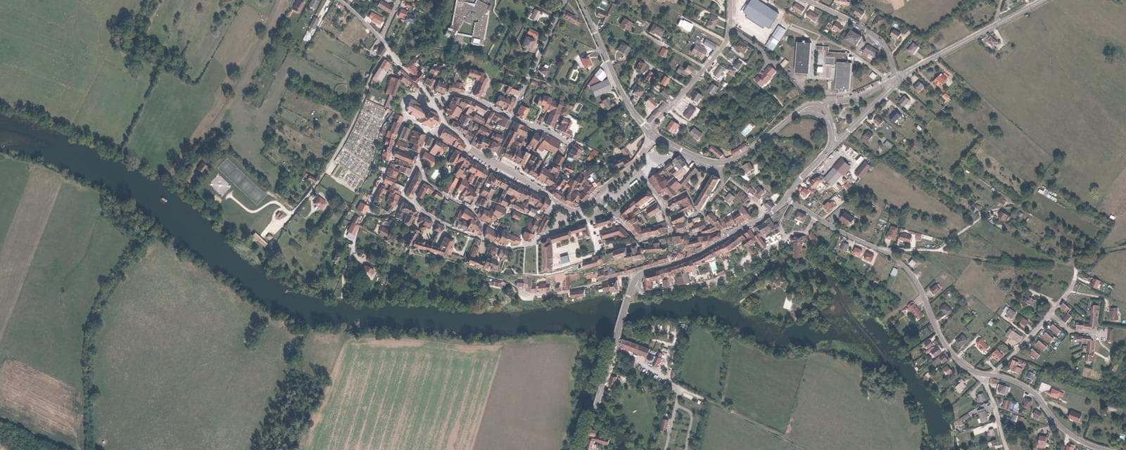 Vue aérienne de Pesmes (Haute-Saône)