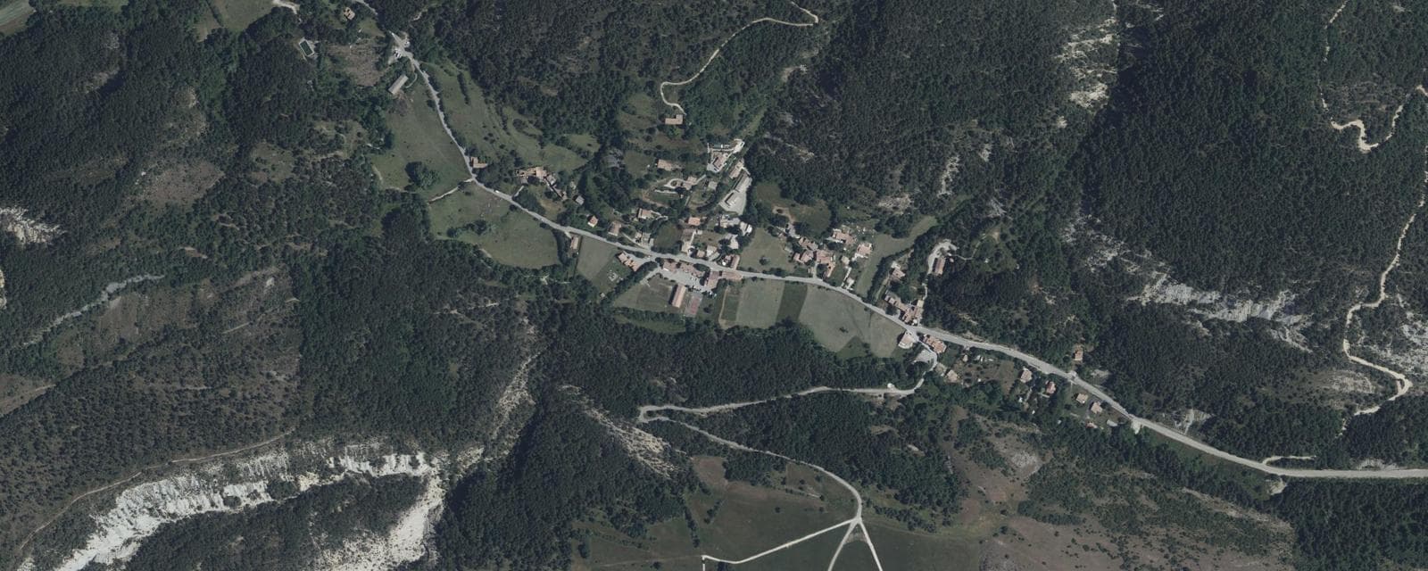 Vue aérienne de Peyroules (Alpes-de-Haute-Provence)