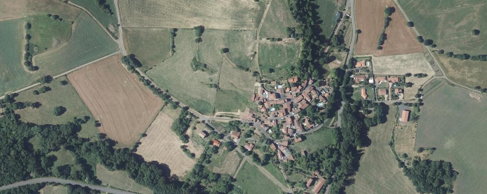 Vue aérienne de Pignols (Puy-de-Dôme)