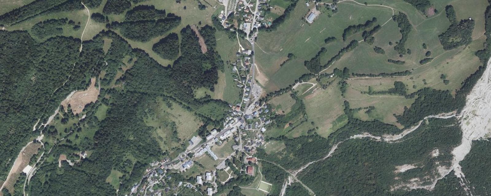 Vue aérienne de Plateau-des-Petites-Roches (Isère)