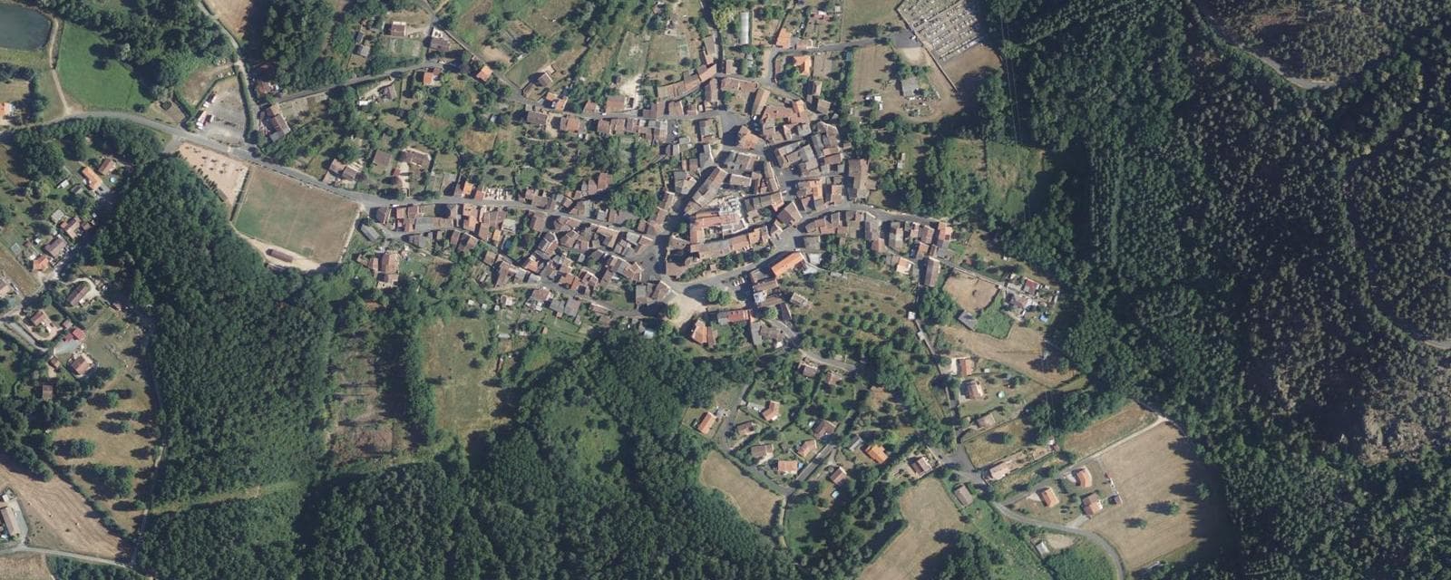 Vue aérienne de Ris (Puy-de-Dôme)