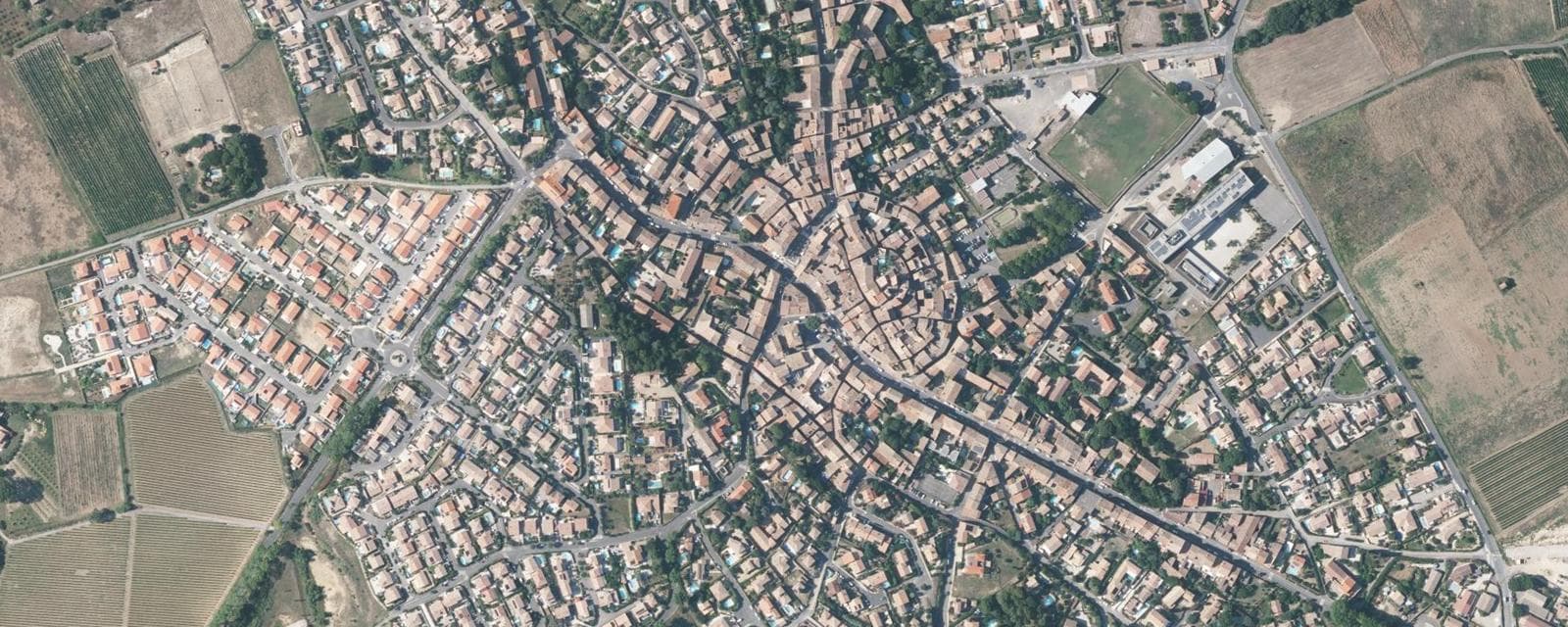 Vue aérienne de Roujan (Hérault)