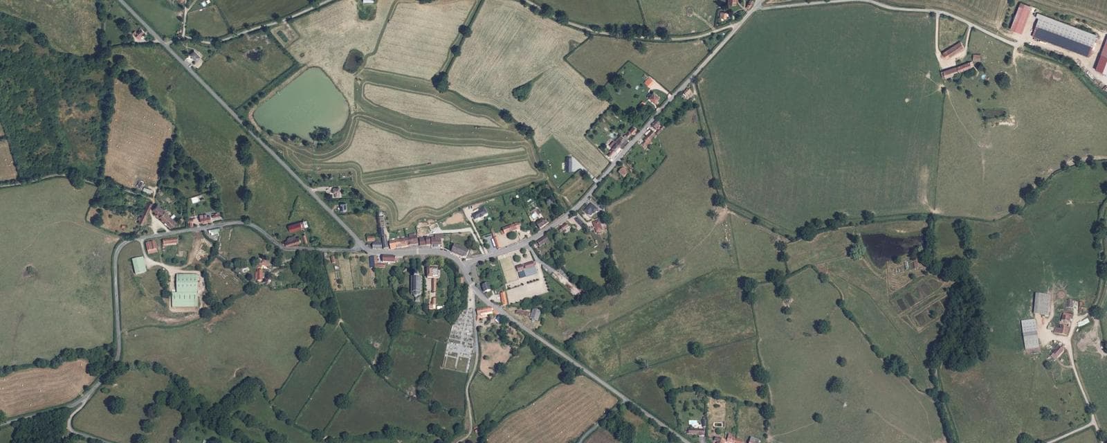 Vue aérienne de Saint-Aubin-le-Monial (Allier)