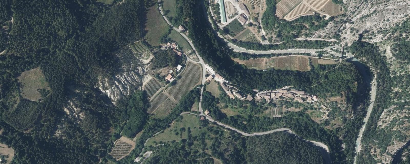 Vue aérienne de Saint-Benoit-en-Diois (Drôme)