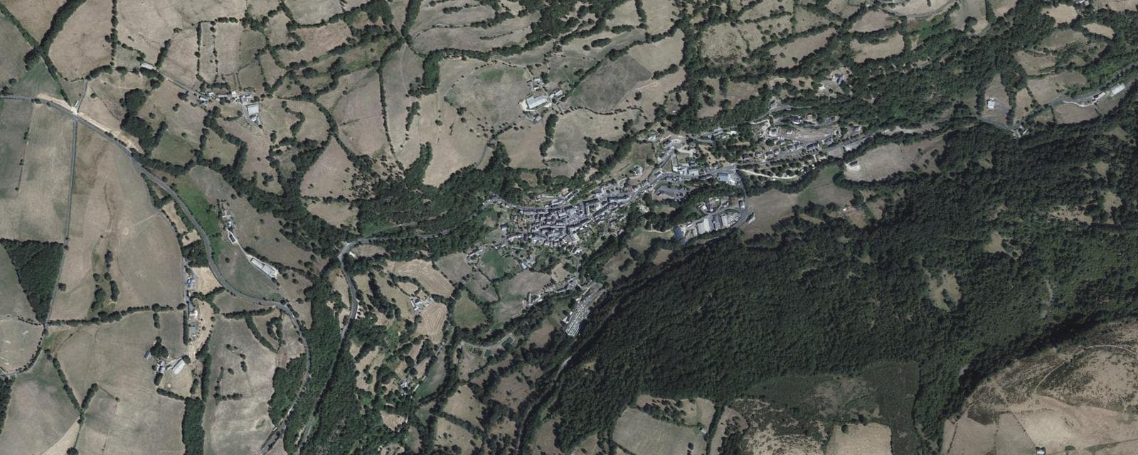 Vue aérienne de Saint-Chély-d'Aubrac (Aveyron)